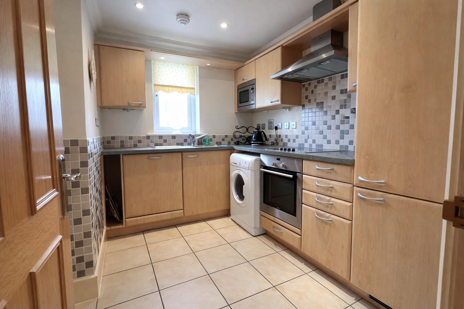 2 Bedroom Apartment. Grand Parade in Eastbourne,  7